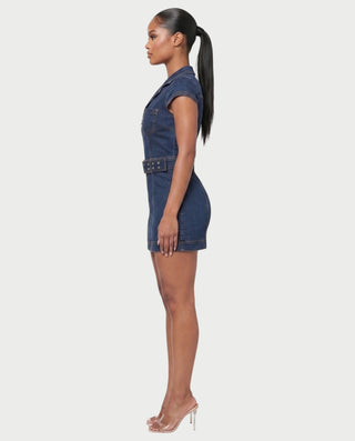 Vestido mini de malla con aberturas y detalle de cadena de JUVIA