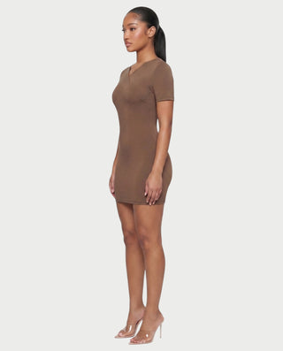 Vestido mini de malla con aberturas y detalle de cadena de JUVIA