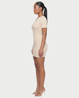 Vestido mini de malla con aberturas y detalle de cadena de JUVIA