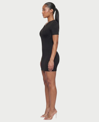 Vestido mini de malla con aberturas y detalle de cadena de JUVIA