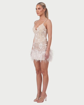 Vestido mini de malla con aberturas y detalle de cadena de JUVIA