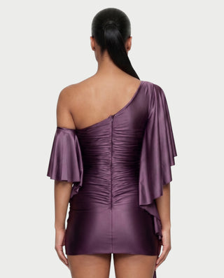 Vestido mini de malla con aberturas y detalle de cadena de JUVIA