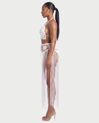 Vestido mini de malla con aberturas y detalle de cadena de JUVIA
