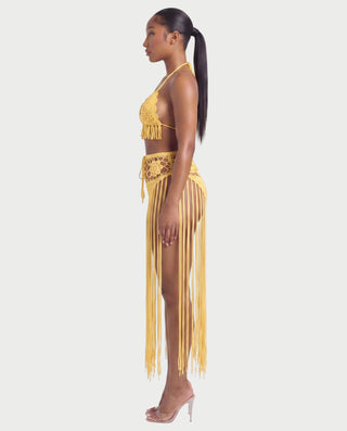 Vestido mini de malla con aberturas y detalle de cadena de JUVIA