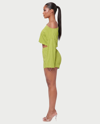 Vestido mini de malla con aberturas y detalle de cadena de JUVIA
