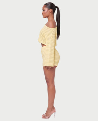 Vestido mini de malla con aberturas y detalle de cadena de JUVIA