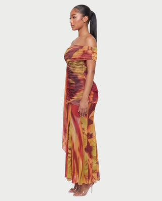Vestido mini de malla con aberturas y detalle de cadena de JUVIA