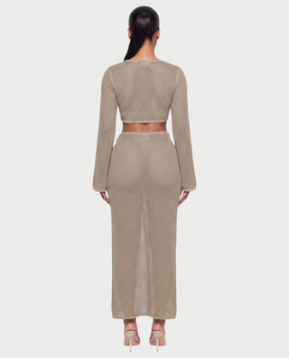 Vestido mini de malla con aberturas y detalle de cadena de JUVIA