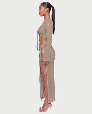 Vestido mini de malla con aberturas y detalle de cadena de JUVIA