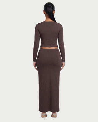 Vestido mini de malla con aberturas y detalle de cadena de JUVIA