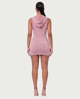 Vestido mini de malla con aberturas y detalle de cadena de JUVIA
