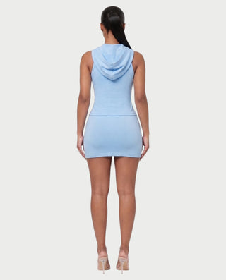 Vestido mini de malla con aberturas y detalle de cadena de JUVIA