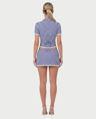 Vestido mini de malla con aberturas y detalle de cadena de JUVIA