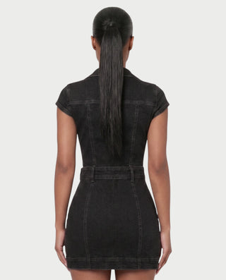 Vestido mini de malla con aberturas y detalle de cadena de JUVIA