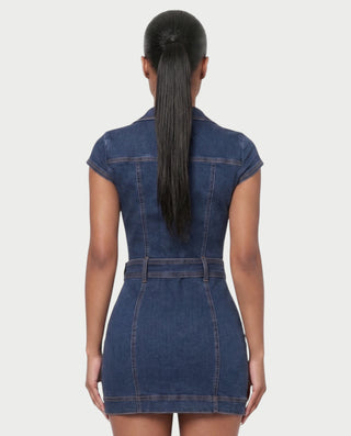 Vestido mini de malla con aberturas y detalle de cadena de JUVIA