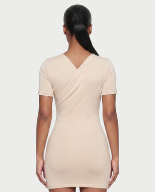 Vestido mini de malla con aberturas y detalle de cadena de JUVIA