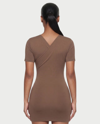 Vestido mini de malla con aberturas y detalle de cadena de JUVIA