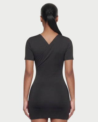 Vestido mini de malla con aberturas y detalle de cadena de JUVIA