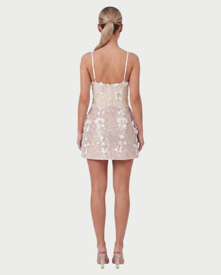 Vestido mini de malla con aberturas y detalle de cadena de JUVIA
