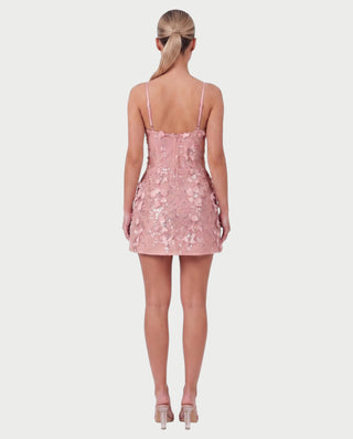 Vestido mini de malla con aberturas y detalle de cadena de JUVIA