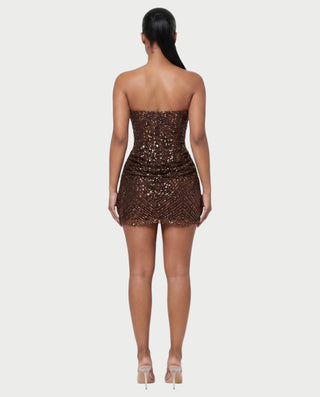 Vestido mini de malla con aberturas y detalle de cadena de JUVIA