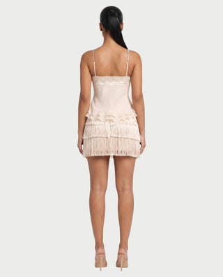 Vestido mini de malla con aberturas y detalle de cadena de JUVIA