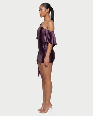 Vestido mini de malla con aberturas y detalle de cadena de JUVIA