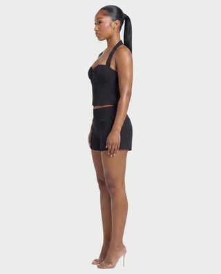 Vestido mini de malla con aberturas y detalle de cadena de JUVIA
