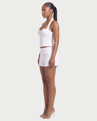 Vestido mini de malla con aberturas y detalle de cadena de JUVIA