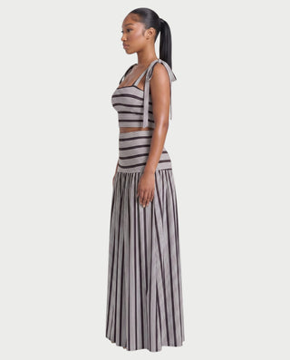 Vestido mini de malla con aberturas y detalle de cadena de JUVIA
