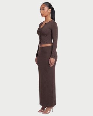 Vestido mini de malla con aberturas y detalle de cadena de JUVIA