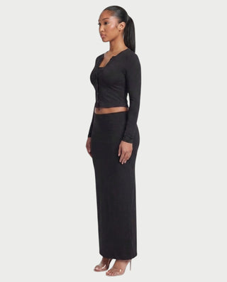 Vestido mini de malla con aberturas y detalle de cadena de JUVIA