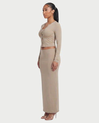 Vestido mini de malla con aberturas y detalle de cadena de JUVIA