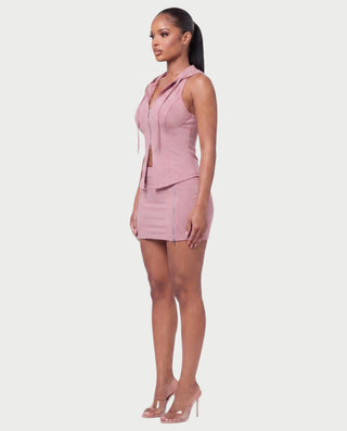 Vestido mini de malla con aberturas y detalle de cadena de JUVIA
