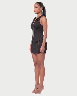 Vestido mini de malla con aberturas y detalle de cadena de JUVIA