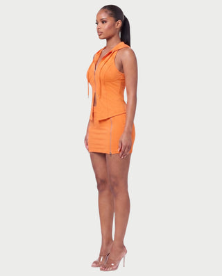 Vestido mini de malla con aberturas y detalle de cadena de JUVIA
