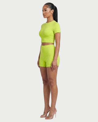 Vestido mini de malla con aberturas y detalle de cadena de JUVIA