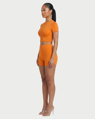 Vestido mini de malla con aberturas y detalle de cadena de JUVIA