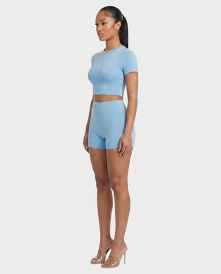 Vestido mini de malla con aberturas y detalle de cadena de JUVIA
