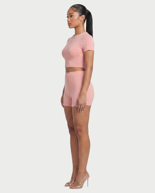 Vestido mini de malla con aberturas y detalle de cadena de JUVIA