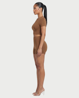 Vestido mini de malla con aberturas y detalle de cadena de JUVIA
