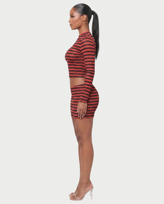 Vestido mini de malla con aberturas y detalle de cadena de JUVIA