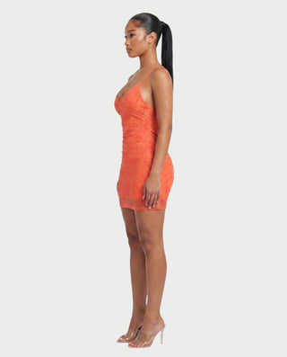Vestido mini de malla con aberturas y detalle de cadena de JUVIA