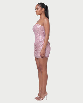 Vestido mini de malla con aberturas y detalle de cadena de JUVIA