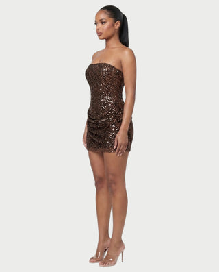 Vestido mini de malla con aberturas y detalle de cadena de JUVIA