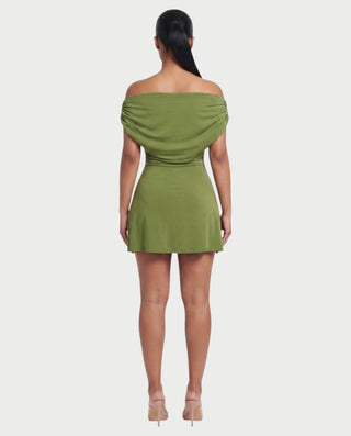 Vestido mini de malla con aberturas y detalle de cadena de JUVIA