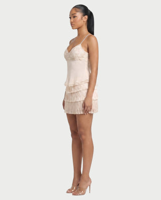 Vestido mini de malla con aberturas y detalle de cadena de JUVIA