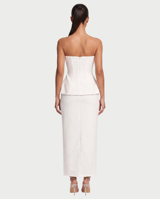 Vestido mini de malla con aberturas y detalle de cadena de JUVIA