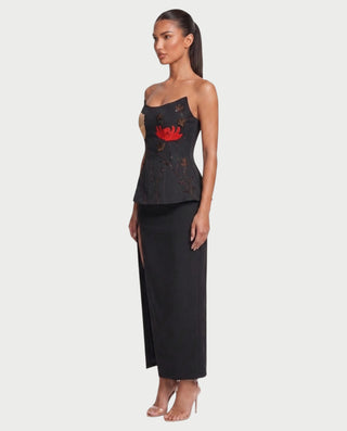 Vestido mini de malla con aberturas y detalle de cadena de JUVIA
