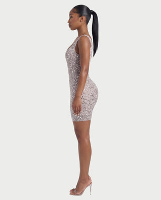 Vestido mini de malla con aberturas y detalle de cadena de JUVIA